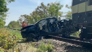 Vlak narazil do osobného vozidla na železničnom priecestí. Tlačil ho pred sebou 350 metrov