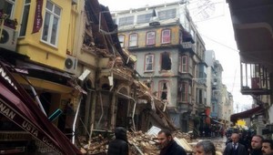 V Istanbule sa zrútili dve budovy, jedna bola päťposchodová