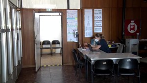 Utečenecký tábor vznikol aj v Elektrárni Vojany. Pomoc tam našlo viac ako 200 ľudí