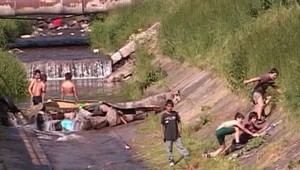 Rómovia si vytvorili vlastné kúpalisko. Je plné odpadu a uhynutých zvierat