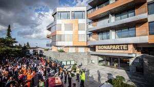 Bonaparte a dane. Hosťom platili v hotovosti, poslanci ale zmluvy majú