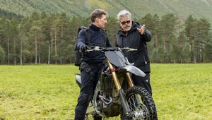 Chceli by ste skočiť z útesu na motorke? Na takéto maniére musíte byť jedine Tom Cruise!