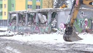 Demolačné práce bytovky v Prešove už takmer ukončili. Robotníci zo sutín ale čosi vytiahli