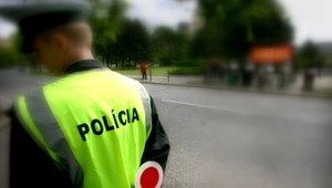 Policajti stratili súkromie. Zničené autá a výhražné listy
