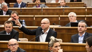 ONLINE: Koalícia má stále v parlamente väčšinu
