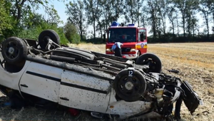 Pri dopravnej nehode vyletelo auto z cesty. Trojčlenná posádka utrpela vážne zranenia