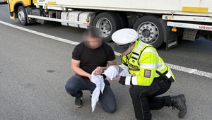 Dráma na diaľnici: Policajti pomohli oživiť mesačného chlapca, ktorý nedýchal