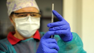 Európska lieková agentúra objasnila vedľajšie účinky vakcíny AstraZeneca