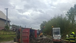 Nákladné auto pri Svrčinovci zišlo do protismeru a prevrátilo sa. 61-ročný vodič zomrel