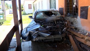 Vladimír (55) na križovatke neodbočil a s autom vpálil rovno do krčmy. Zasahovať musel aj vrtuľník