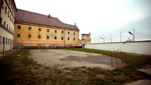 Bývalý dozorca z ilavskej väznice si vypočul rozsudok. Je vinný za spacifikovanie väzňa