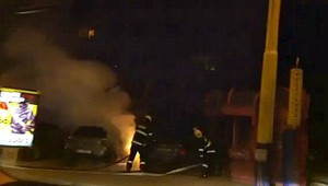 VIDEO: Toto je výsledok nočného podpaľača! Hasiči mali čo robiť