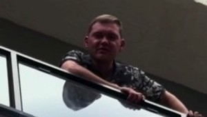 „Sláva Rusku!“ kričal muž, ktorý v Gruzínsku močil z balkóna na ľudí