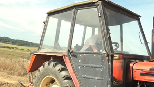 Polícia vyšetruje smrteľnú nehodu pri Prešove. Muž zahynul pod traktorom