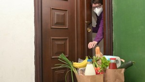 Chcela sa ochrániť pred koronavírusom: Šialené, čo spravila, keď jej priniesli nákup