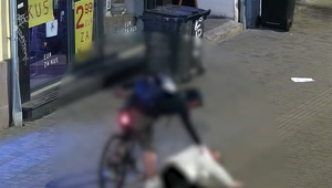 Namiesto pomoci ho okradli. Polícia všetko sledovala cez kamery