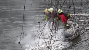 Na rybníku pri Strážove sa objavila 200 metrová olejová škvrna