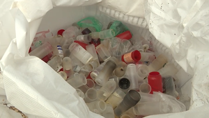 Cintoríny po dušičkách zaplavuje odpad z plastov a elektronických sviečok