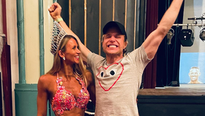 Ďalšia celebritná svadba na obzore! Spevák pokľakol pred svojou krásnou priateľkou!