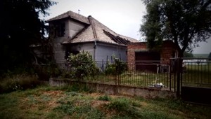 Teror v obci. Obyvateľku už dva týždne stráži polícia