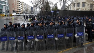 V Turecku prerušili zápas pre výčiny fanúšikov, v Istanbule bolo husto