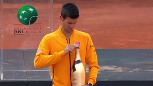 Pozor na oko! Djokoviča pri oslave v Ríme trafil štupeľ do ofiny