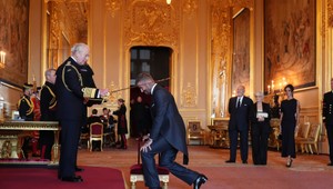 Povstaňte, Sir David Beckham! Kráľov meč dnes spočinul na ramene slávneho futbalistu!