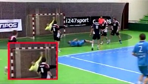 Hádzanárska kuriozita - lopta ostala prilepená na bráne