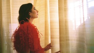 Vyštudovala čínštinu, má prekrásny zamatový HLAS. Barbara Weiss reštartovala kariéru