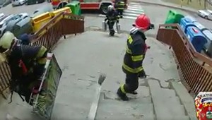 Hasiči zverejnili dramatické zábery z požiaru bytu v Petržalke. Išlo o najkomplikovanejší zásah za posledné roky