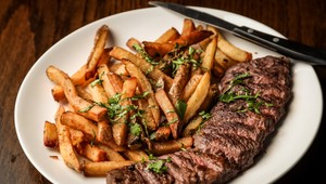 Prečo je steak mužské a šalát ženské jedlo? Máme odpoveď!