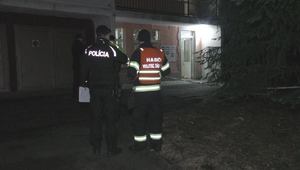 Dramatický pád z balkóna bytovky: Muž zostal nehybne ležať na betóne