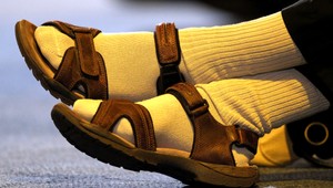 Ponožky v sandáloch. Módne peklo vs. ochrana proti infekcii