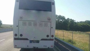 Hasiči zasahovali na R1. Zachránili autobus plný detí