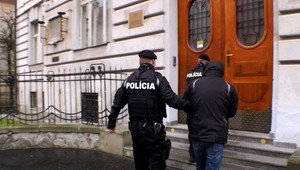 Kukláči zadržali policajta s manželkou. SBS-ky boli terčom ich biznisu