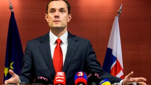 Procházka sa vzdá mandátu, založí novú stranu