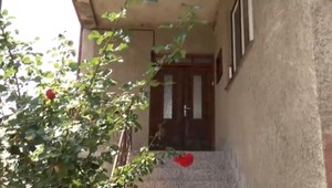 Dvaja muži sa vlámali do domu a s nožom napadli dôchodcu