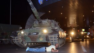 Pokus o prevrat v Turecku: Istanbul zaplavili ľudia a tanky