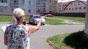 Policajt si pri prenasledovaní detí zlomil malíček. Teraz chce od rodiny odškodné