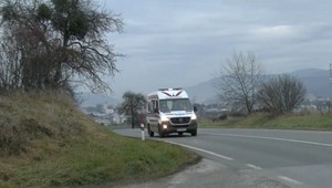 Vyzlečený muž sa prechádzal na ceste medzi autami