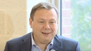 Nemôžem zaplatiť ani upratovačku: Sťažuje sa ruský oligarcha číslo jeden