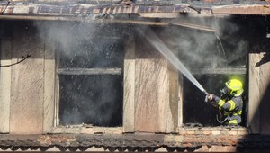 Opustený dom opäť v plameňoch, požiaru predchádzala hádka