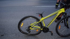 Vodič luxusného auta zrazil chlapca. Zomrel v nemocnici