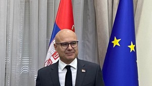 Srbský premiér Vučevič v čase protivládnych protestov podal demisiu