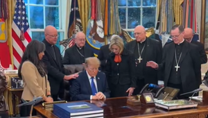 Katolícki biskupi sa modlili s Trumpom, teraz sa ospravedlňujú. Biely dom podľa nich stretnutie zneužil