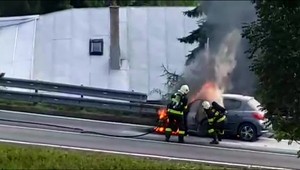 Rodine s trojročnou dcérkou začalo horieť počas jazdy auto. Unikli v poslednej chvíli