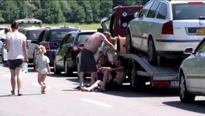 Na hranici s Ukrajinou stoja stovky áut. Ľudia začínajú z horúčav kolabovať, zasahovali záchranári