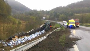 Kamión pri Svidníku prerazil zvodidlá a skončil v priekope