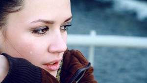 Mladú ženu znásilnil manžel sesternice. Otehotnela a musela si ho vziať