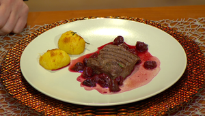 Jelení chrbát na višňovej omáčke so zemiakmi na masle a rozmaríne